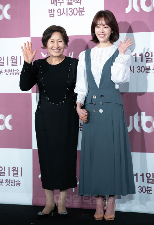 김혜자(왼쪽)와 한지민.   박동욱 기자 fufus@